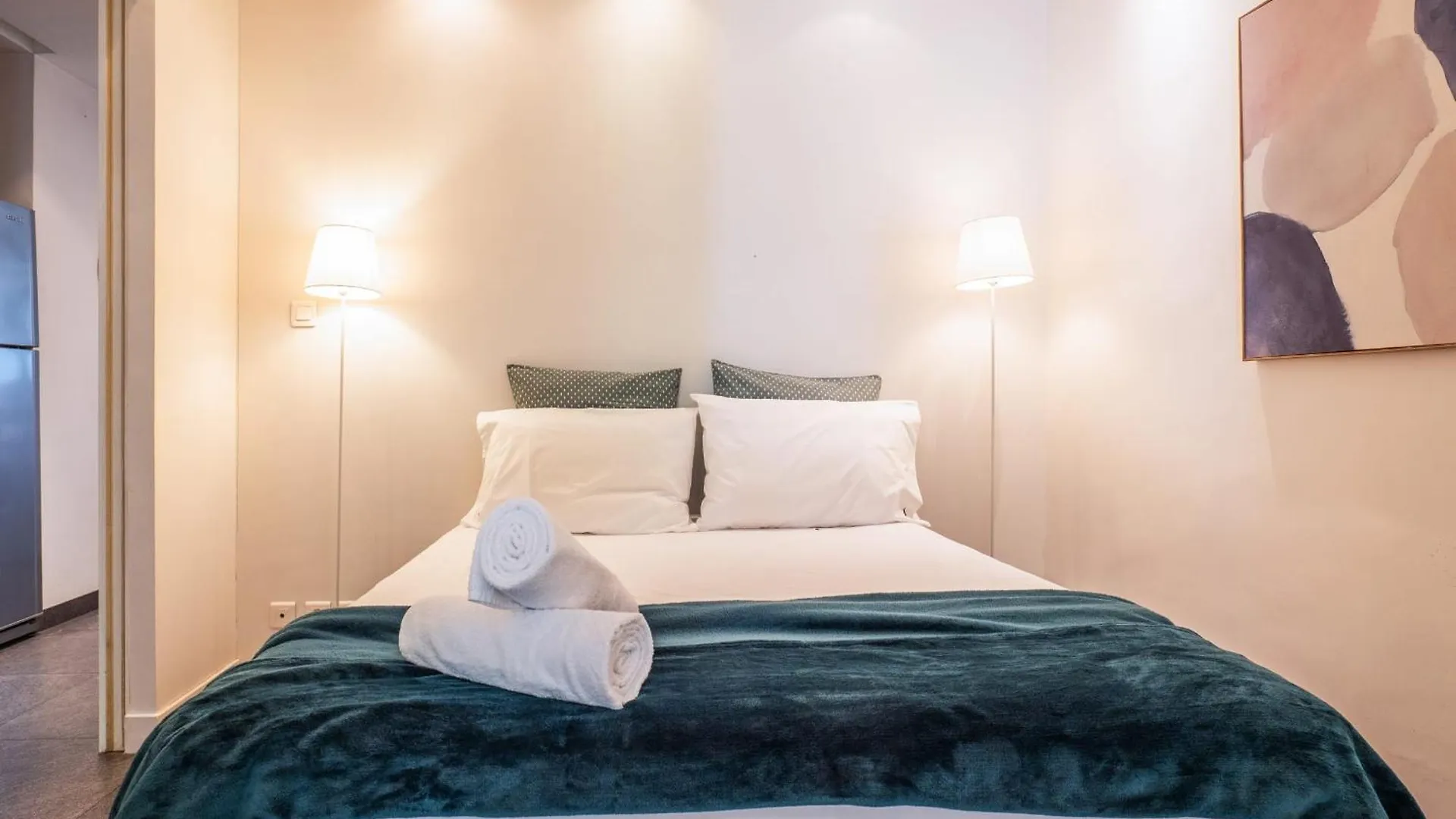 1-Br Garden-Level Inside Upscale District Apartment Cannes