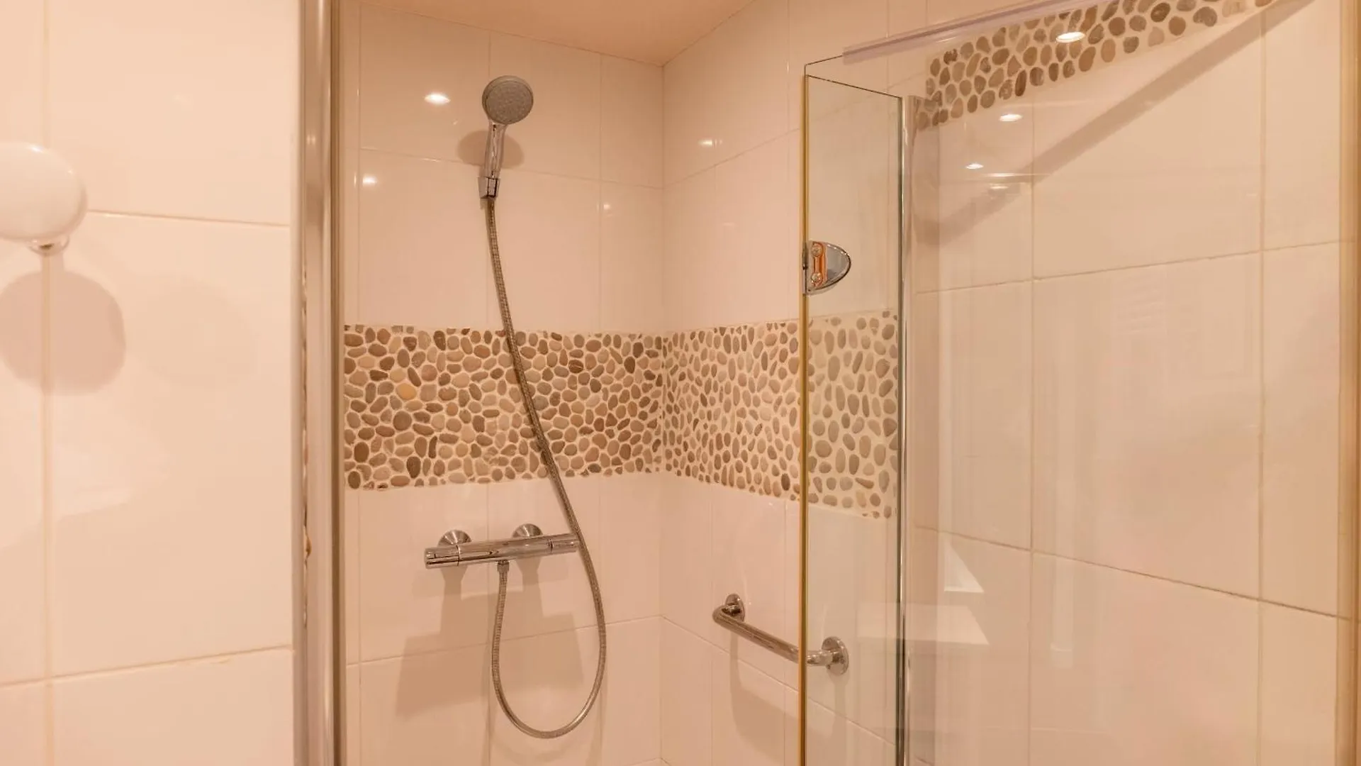 1-Br Garden-Level Inside Upscale District Apartment Cannes