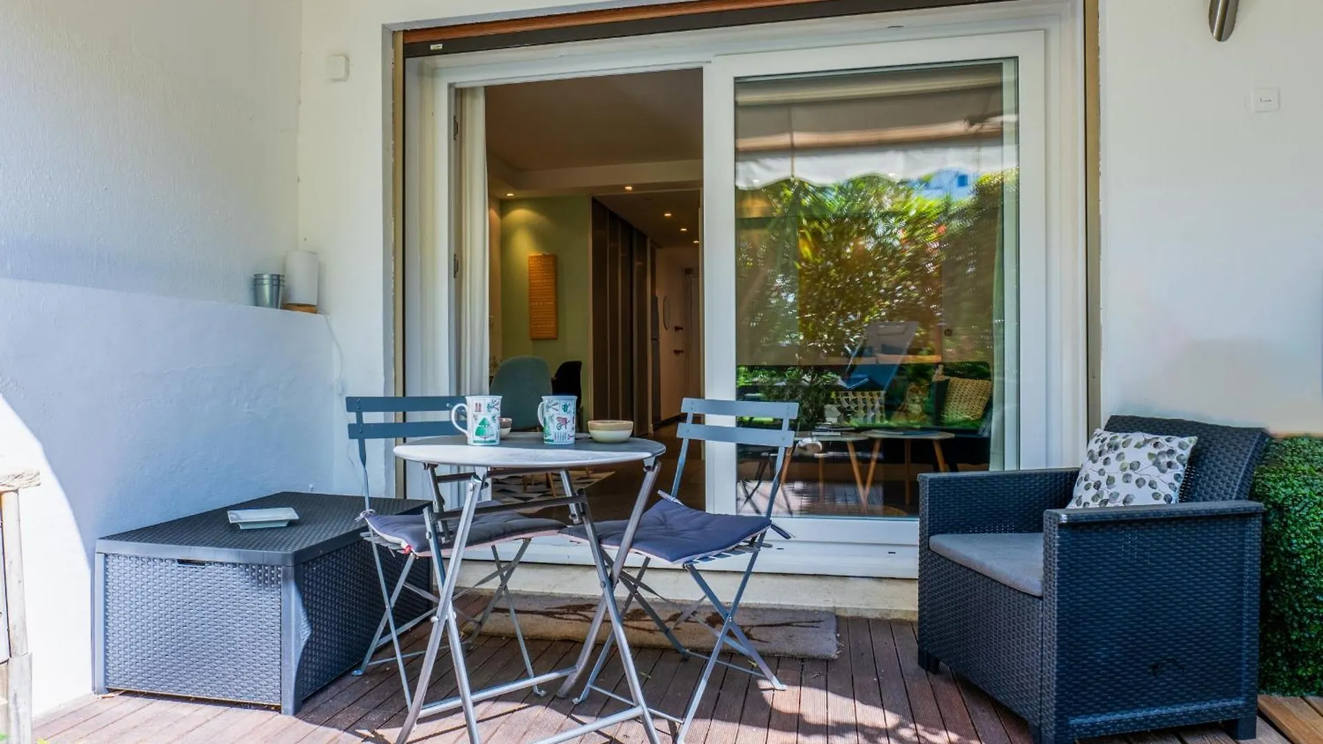 1-Br Garden-Level Inside Upscale District Apartment Cannes France